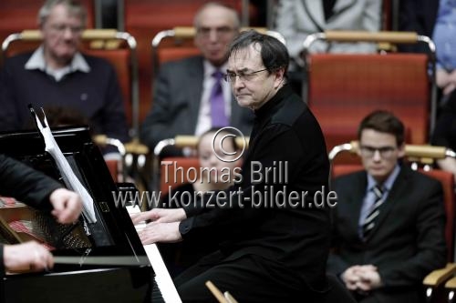 Französische Pianist Pierre-Laurent Aimard gastiert in Begleitung der Deutsche Kammerphilharmonie Bremen unter der Leitung des deutschen Dirigenten Matthias Pintscher in der Philharmonie Köln (© Thomas Brill)